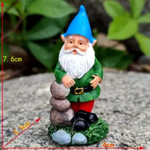 Detailopname van een miniatuur hars tuinkabouter beeldje met blauwe hoed en groene kleding.