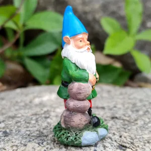 Detailweergave van miniatuur tuinkabouter beeldje met blauwe hoed en groene jas voor zandtafel decoratie