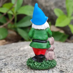 Gedetailleerd tuinkabouter beeldje achteraanzicht, hars elf miniatuur ornament voor buiten decor.