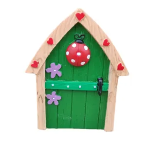 Adorno europeo creativo de puerta de jardín de hadas de resina con mariquita y corazón