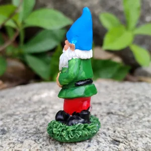 Mini hars tuinkabouter figuur detail, schattig dwerg buiten landschap ornament.