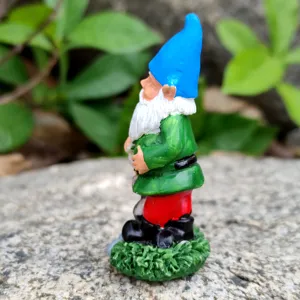 Close-up van een miniatuur tuinkabouterbeeldje, perfect voor zandtafels en microlandschappen.