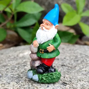 Miniatuur hars tuinkabouter figurijntje met blauwe hoed en witte baard voor buiten.