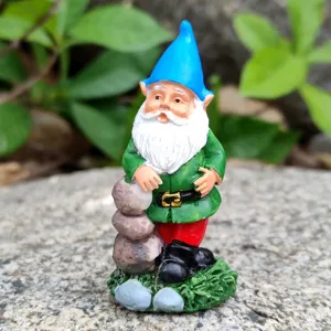 Gedetailleerd uitzicht van miniatuur tuin kabouter hars beeldje voor zandtafel en decor.