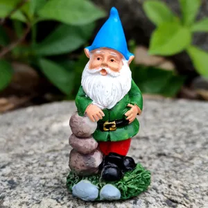 Gedetailleerd overzicht van een hars tuin kabouter miniatuur beeldje voor landschapsdecoratie.