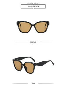 Gafas de sol geométricas grandes de estilo vintage con tachuelas metálicas, montura negra.
