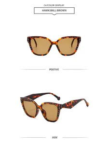 Vista detallada de gafas de sol retro con carey y tachuelas metálicas elegantes y chic.