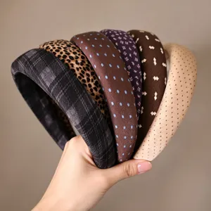 Ensemble élégant de serre-têtes rembourrés à motifs rétro à carreaux et pois élégants.