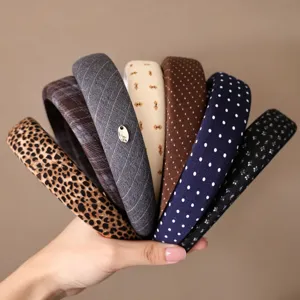 Ensemble de serre-têtes en tissu élégants avec motifs léopard, carreaux et pois variés.