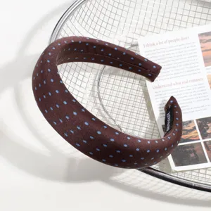 Serre-tête en tissu marron large avec de jolis pois bleus, accessoire cheveux élégant femme.