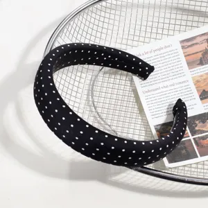 Serre-tête large classique à pois noirs et blancs pour femmes, accessoire de coiffure chic.