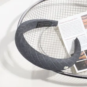 Serre-tête en tissu rayé gris foncé avec étiquette faite main, accessoire cheveux détail.