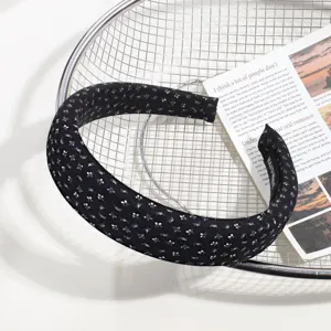Bandeau à fleurs noir pour femmes, cerceau de cheveux élégant et accessoire de coiffure quotidien.