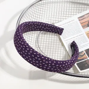 Serre-tête rembourré violet à motif floral, bandeau de cheveux épais style accessoire de mode.