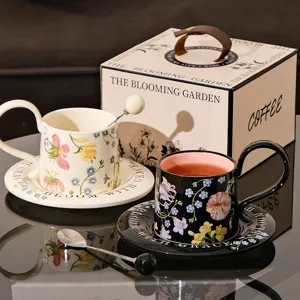 Luxe keramische koffiekop en schotel set met geschenkdoos, elegant bloemendesign voor theetijd.