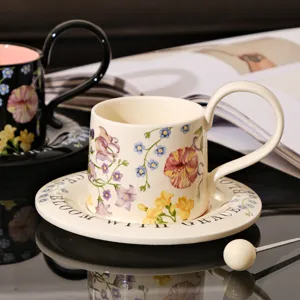 Elegante keramische koffiekop en schotel set met bloemenpatroon, perfect voor theetijd.
