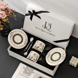 Gedetailleerd overzicht van de retro keramische koffiekop en schotel set in een luxe geschenkdoos.