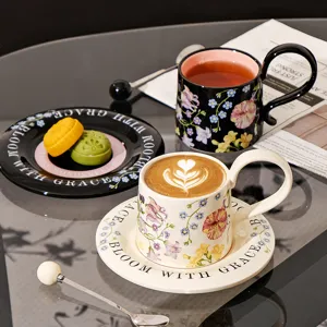 Luxe keramische koffiekop en schotel set met bloemenpatroon en tekst, perfect voor de middagthee.