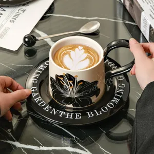 Retro keramische koffiekop en schotel set, luxe zwart bloemdesign voor de thee.