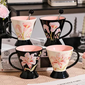 Tazza in ceramica con rilievo floreale, elegante tazza da caffè con piede alto per casa e ufficio.