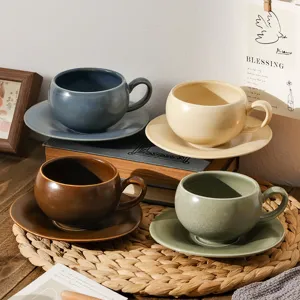 Vintage keramische koffiekop en schotel set, retro middagthee servies in kleuren.