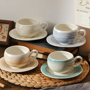 Keramische koffiekop en schotel set, vintage design voor gezellige theetijd thuis.