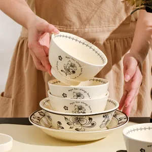 Keramisch servies set met kommen en borden met elegante bloemmotieven voor dagelijks gebruik.