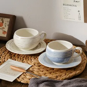 Retro keramieken koffiekop en schotel set met uniek gestreept ontwerp voor de middagthee.