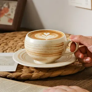 Keramische koffiekop en schotel set met retro bruin gestreept ontwerp voor thee.