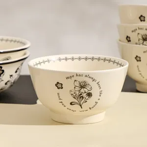 Keramische rijstkom met bloemenprint en Engelse tekst, elegante tafelgerei serviesgoed.