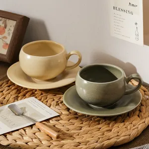 Retro keramische koffiekop en schotel set met reactief glazuur voor middagthee koppels.