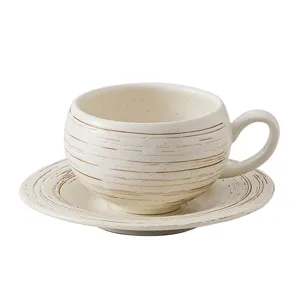 Vintage keramische koffiekop en schotel set, retro gespikkeld ontwerp voor thee.