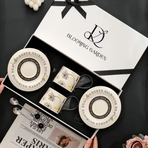 Gedetailleerd overzicht van luxe keramische koffiekop en schotel set met elegant bloemdesign.