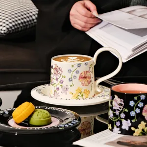 Luxe keramische koffiekop en schotel set met elegante bloemenprint voor theetijd.