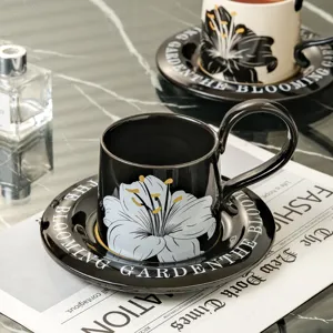 Retro keramische koffiekop en schotel set, elegant zwart bloemdesign voor de thee.