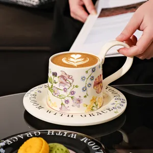 Gedetailleerd uitzicht op luxe keramische koffiekop en schotel met prachtig bloemmotief.