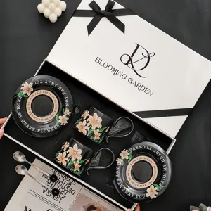 Luxe keramische koffiekop en schotel cadeaupakket met elegant bloemdesign voor thuisgebruik.