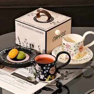 Luxe keramische koffiekop en schotel cadeaupakket met elegant bloemdesign en bijpassende doos.