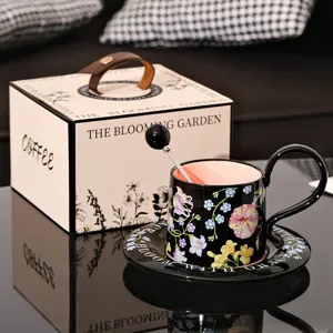 Luxe keramische koffiekop en schotel set met elegant bloemdessin en mooie geschenkdoos.