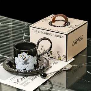 Gedetailleerd overzicht van retro keramische koffiekop en schotel set met mooie geschenkdoos.