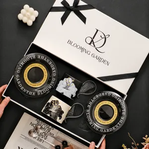 Gedetailleerd overzicht van retro keramische koffiekop en schotel set in geschenkdoos.