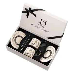 Prachtige keramische koffiekop en schotel geschenkdoos set met elegant bloemmotief.