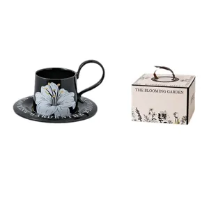 Zwarte keramische koffiekop en schotel set met luxe geschenkdoos voor thee.