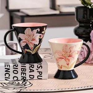 Tazza in ceramica in rilievo con base alta, elegante motivo di giglio per caffè, ufficio e colazione.