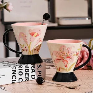 Tazza da caffè in ceramica alta con cucchiaio e rilievo floreale per casa ufficio