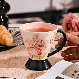 Tazza da caffè in ceramica con giglio in rilievo tazza da colazione piede alto dettaglio