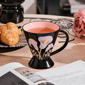 Primo piano dettaglio tazza in ceramica con motivo floreale e bordo interno rosa.