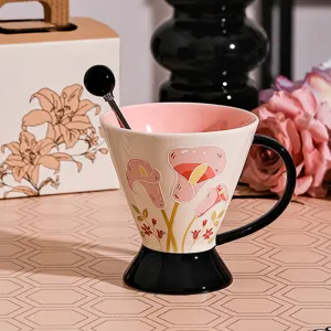 Dettaglio tazza in ceramica goffrata con interno rosa, base nera e motivo floreale.
