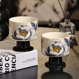 Keramik Kerzen Duftbecher Detailansicht, elegantes blaues Blumenmuster mit schwarzem Sockel.