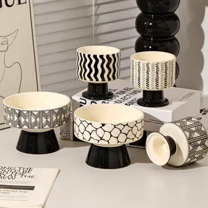 Nordischer Keramik-Dessertbecher mit modernem schwarz-weißen geometrischen Mustern.